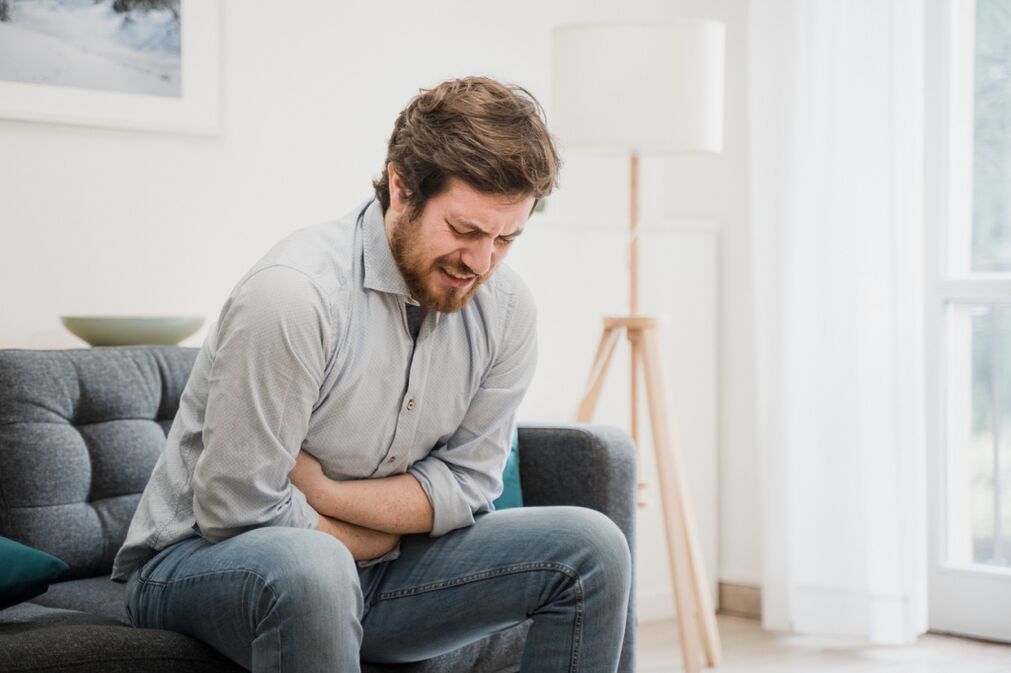 E Mann huet Symptomer vum Prostatitis
