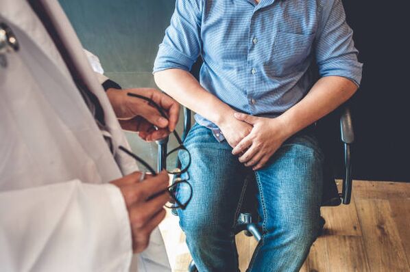 e Mann mat Symptomer vun Prostatitis bei engem Dokter Rendez