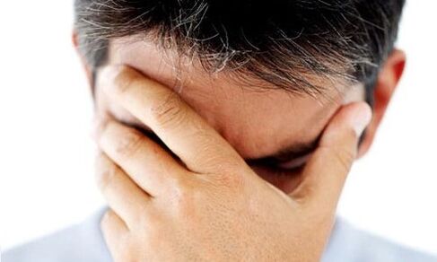 e Mann denkt un d'Behandlung vu Prostatitis